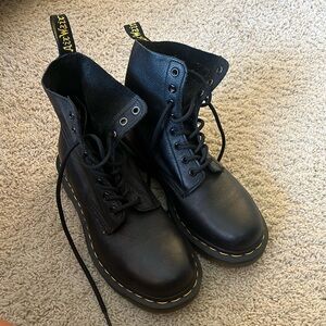 Dr. Martens WMNS 1460- worn one time